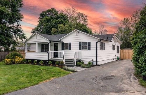 Monmouth Beach House | WOW! New 4bd Beach Chic, Xlnt Location! Walk2Town, Beach, Restaurants & Marina!