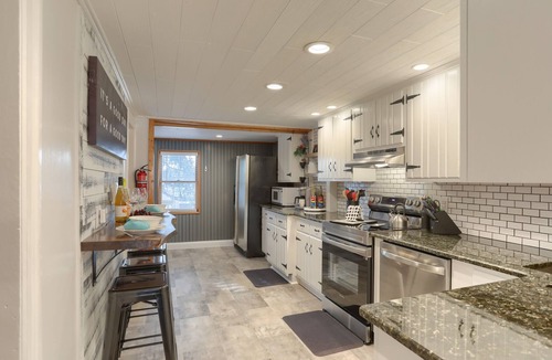 Annville House | Wowza! Hot Tub, Theater Room + Stock Tank Pool 15 Minutes To Hershey Attractions
