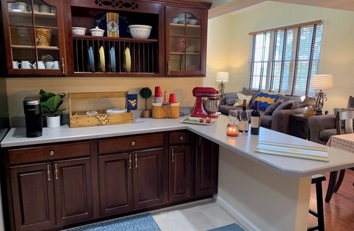 Morgantown House | WVU Mini-Château. Cozy home located next to stadium + hospital-5 min walk.
