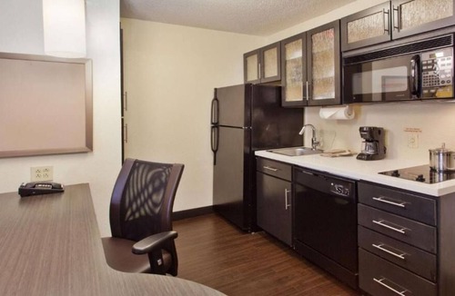 Somerset House | Your Home Away From Home! 3 Relaxing units w/ Kitchen. Near Billy Bob's Texas