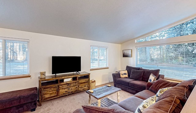 Cozy tree-lined home with patio, grill, washer/dryer, and internet - near hiking in Orting
