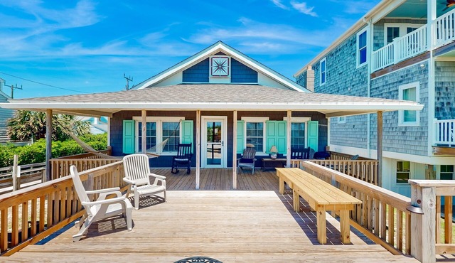 Fields Cottage: Dog-Friendly Oceanfront beach cottage with WiFi & deck - walk to activities