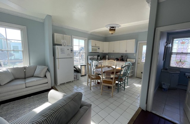1 Block from Cape May Beach & walking distance to center of town- 3rd Floor Unit