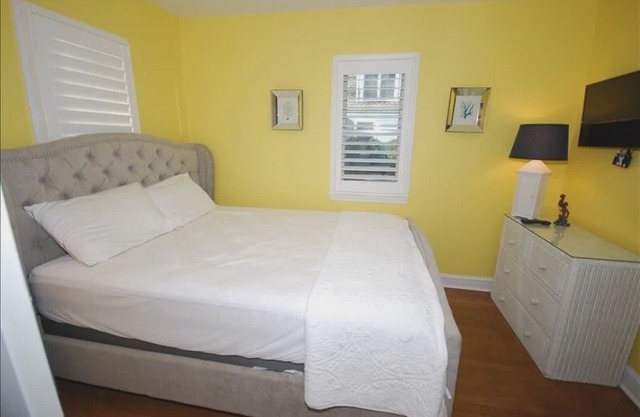 103 Rodney St - Seven Bedroom House, Sleeps 18