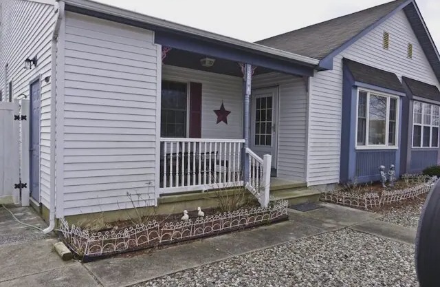 1240 A Vermont Ave! 2 BR/1.5 BA Sleeps 4