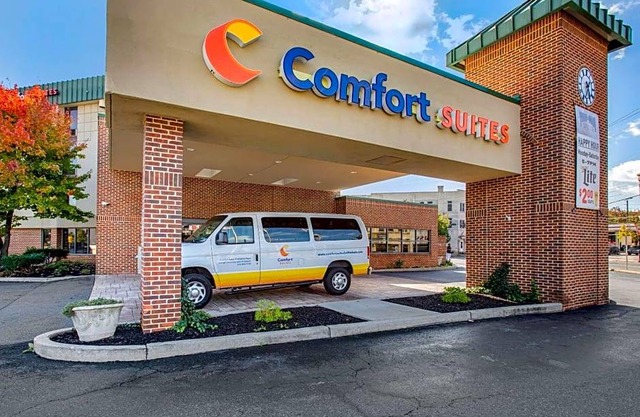 2-Star Hotel ∙ Comfort Suites Bethlehem Near Lehigh University and LVI Airport