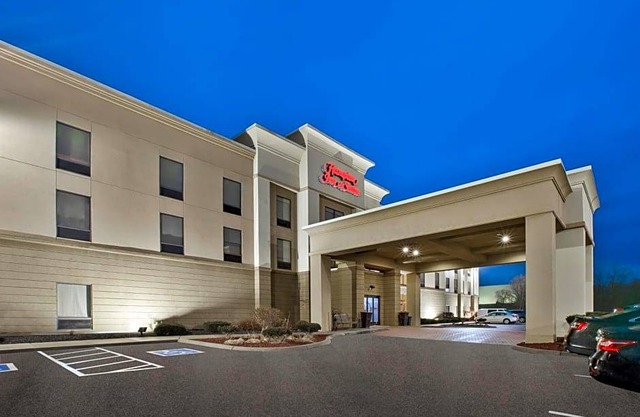 2-Star Hotel ∙ Hampton Inn & Suites Springboro