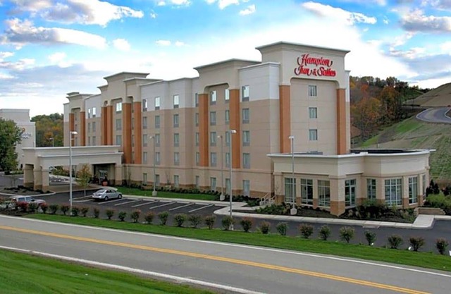 2-Star Hotel ∙ Hampton Inn & Suites Pittsburgh-Meadow Lands
