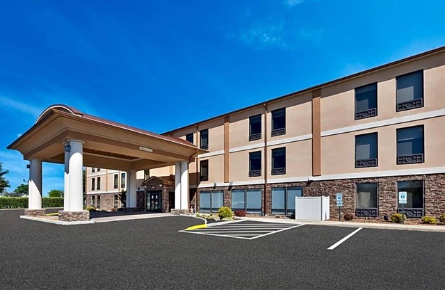 2-Star Hotel ∙ Holiday Inn Express Chillicothe East, an IHG Hotel