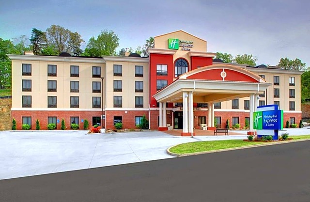 2-Star Hotel ∙ Holiday Inn Express & Suites Cross Lanes, an IHG Hotel