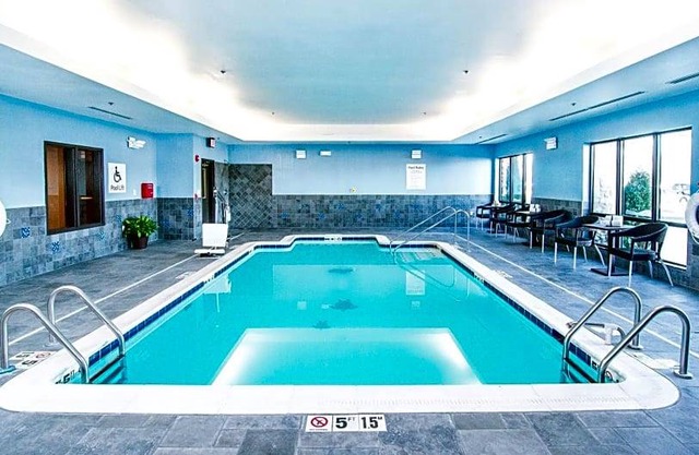 2-Star Hotel ∙ Holiday Inn Express & Suites Elkton - University Area, an IHG Hotel