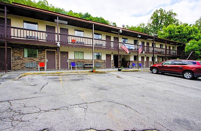 2-Star Hotel ∙ OYO Hotel Chapmanville Inn, WV - Hwy 119