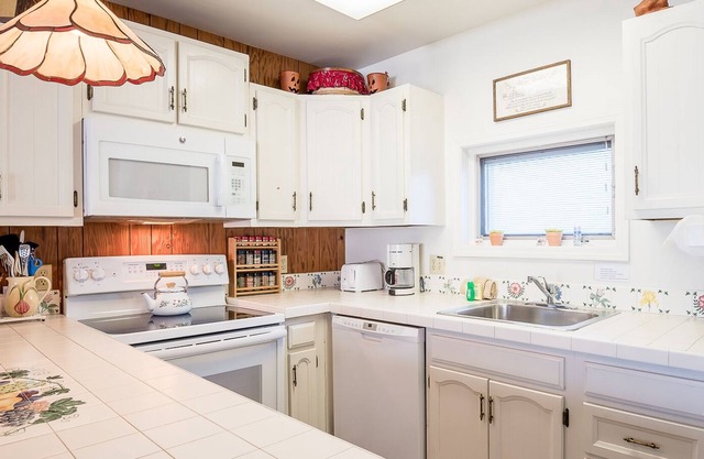Alpine Villa 21 -Perfect for a Couple or Family of Four, Walk to Lifts & Town