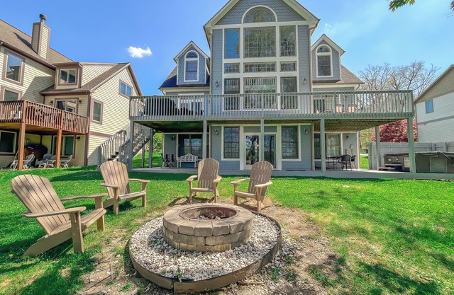 Amazing Central Location! Lakefront! Hot tub/dock!