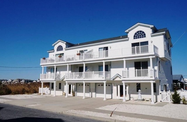 AWESOME VIEWS! Garage and bonus room. Centrally Located