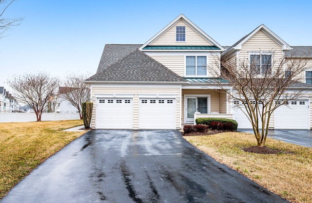 Bayside Bethany Lakes retreat with pool access, screened patio & fast WiFi