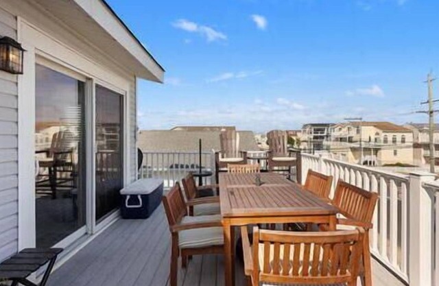 BEACH BLOCK TOWNHOUSE WITH OCEAN AND SUNRISE VIEWS in a Superb Location