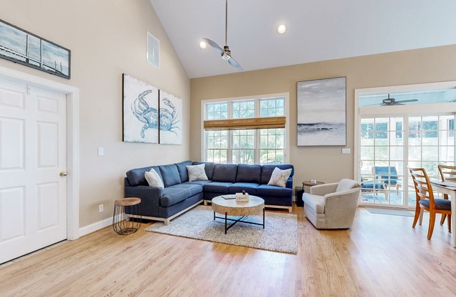 Bear Trap Dunes house w/golf on-site, fireplace, basketball court, shared sauna