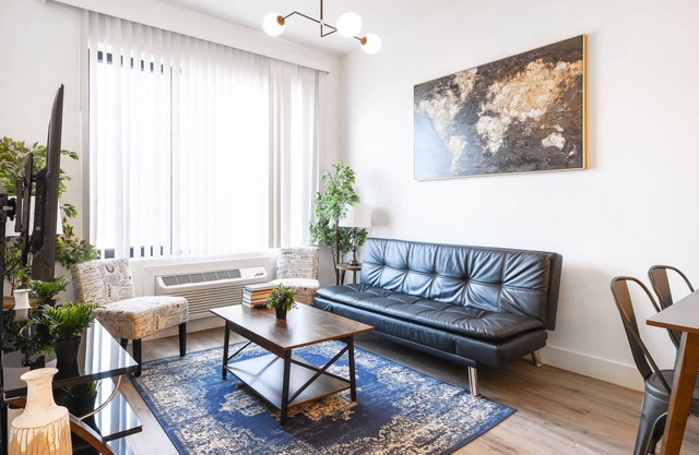 Beautiful 1BR Next to Airport 5839