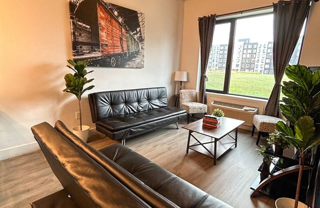 Beautiful 2BR Next to Airport 4381