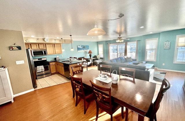 Beautiful 4 Bedroom Condo w/POOL & KING BED