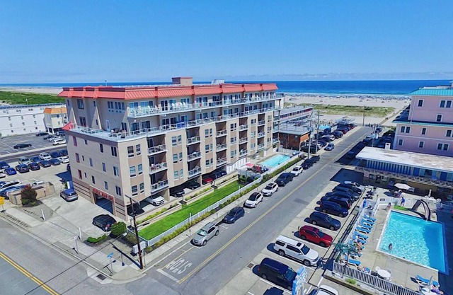 Beautiful Contemporary Beach Block Beach Retreat with Ocean Views!