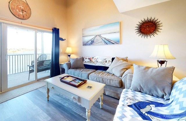 Bethany Bay Condo Overlooking the Bay w/Shared Pool, Private W/D, WiFi