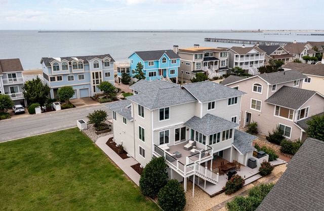 CASA SERENDIPITY - 7BD & 4.5BA - Sleeps 16 - Steps from the Beach! *Dog Friendly*
