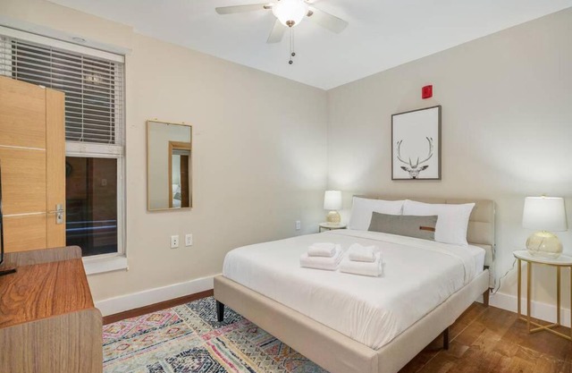 Charming 1BR In Old City With Patio