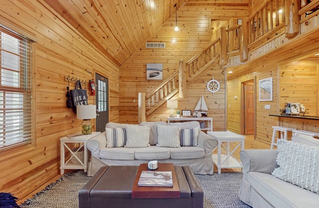 Classic Family Cabin W/Screened Deck, Free WiFi & Hot Tub