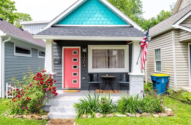 Colorful Cottage with KING Bed