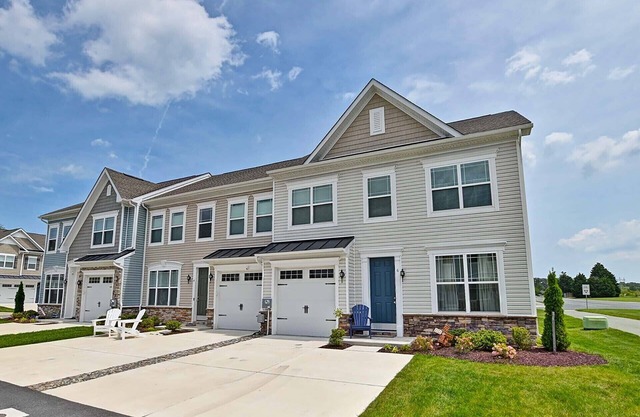 Comfortable 3 bedroom townhouse steps from the Amenities! Wifi, Pool, Fitness Center, Sauna, Weekend Shuttle!