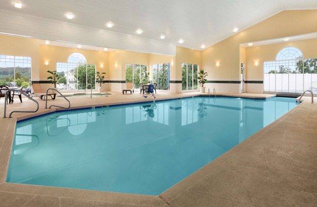 Country Inn & Suites by Radisson, Beckley, WV