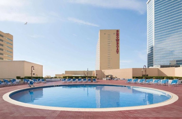CozySuites Showboat | Modern Beachside Suite 14