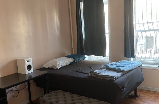 Crown heights Apt. Close to transportation to and from the city