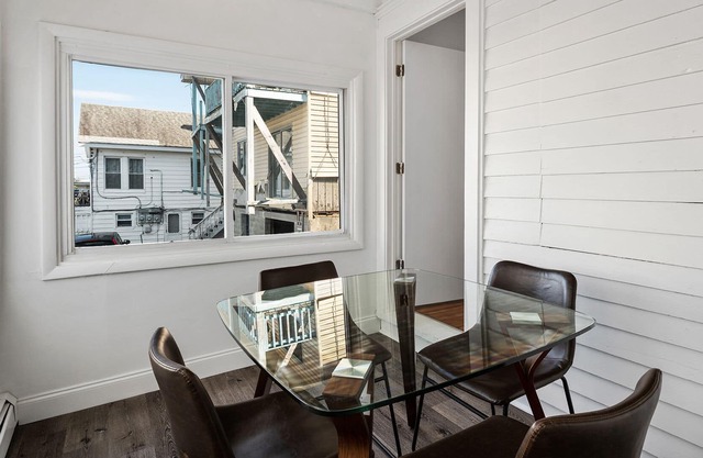 Designed 1BR w/Parking and Close to Beach