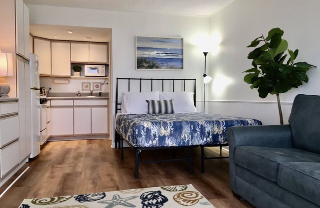 Direct Sound Water View and Beach Access WiFi Kitchen Pool