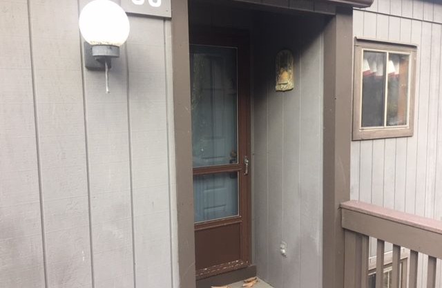 Easy Walk to the slopes! 3 Bedroom 2 bath town-home sleeps 8 guests!!