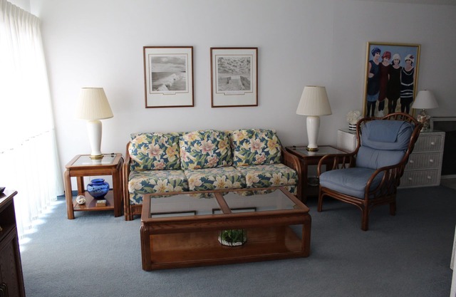 Efficiency with tropical coastal decor!