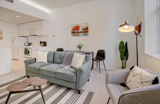 Frontdesk | Bright Downtown Studio
