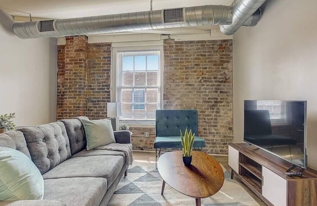 Frontdesk | Bright + Open 1 BR near Downtown