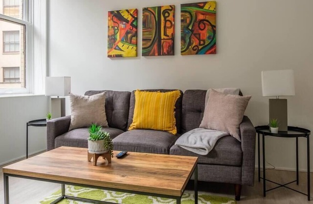 Frontdesk | Prime Location | Downtown Studio Apt
