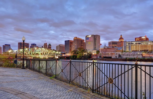 Hampton Inn & Suites Newark-Harrison-Riverwalk