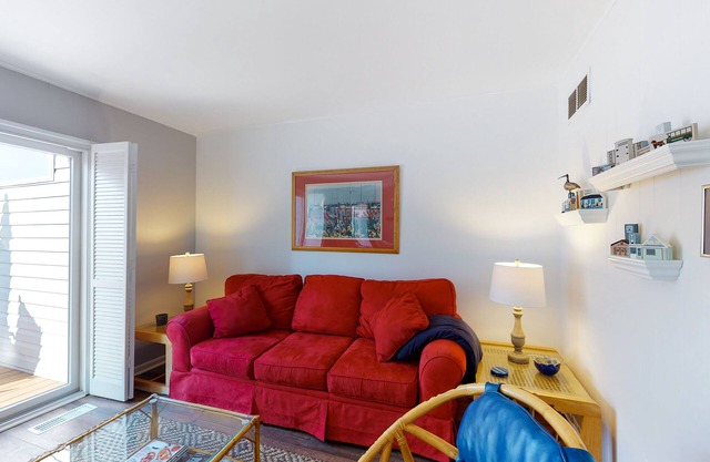 Hidden Harbour Condo Located Close to the Water w/Free WiFi, Private WD, Shared Pool