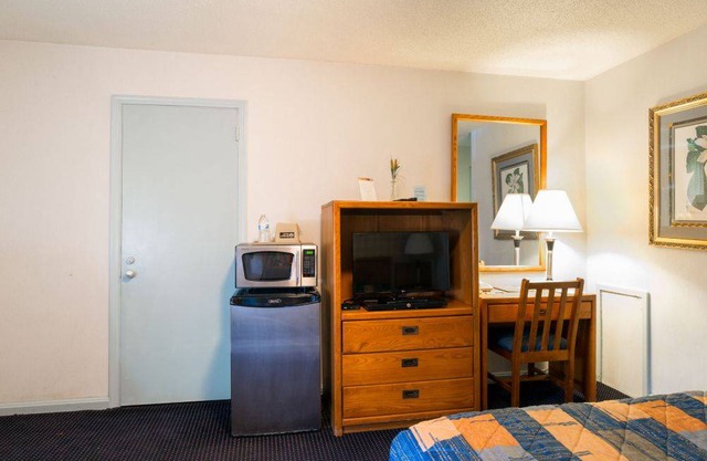 Hotel ∙ Spacious Room in Budget Host Inn with 1 Queen Bed for Couples