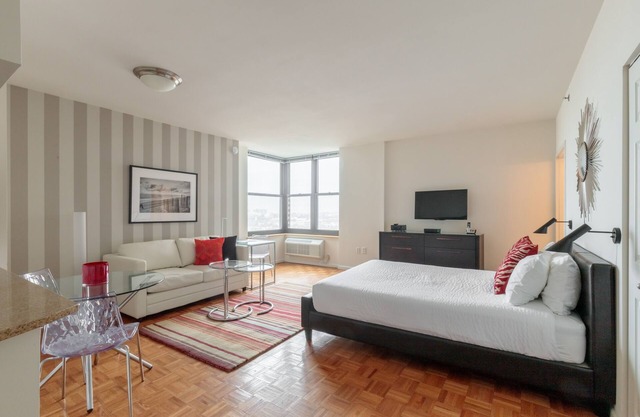Jersey City Studio, 20-Min PATH Train Ride to NYC