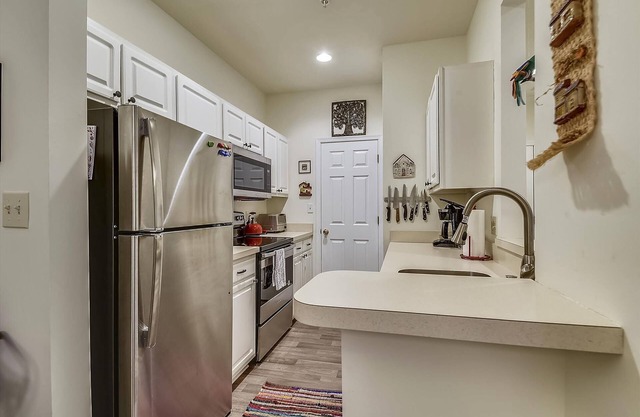 LINENS INCLUDED*! 3/N MINI-STAYS! CONVENIENT, COMMUNITY POOL/WIFI Internet Included! SHORT DRIVE TO BEACH