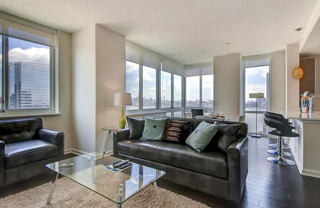 Luxury 2 Bedroom Apartment with Manhattan Views