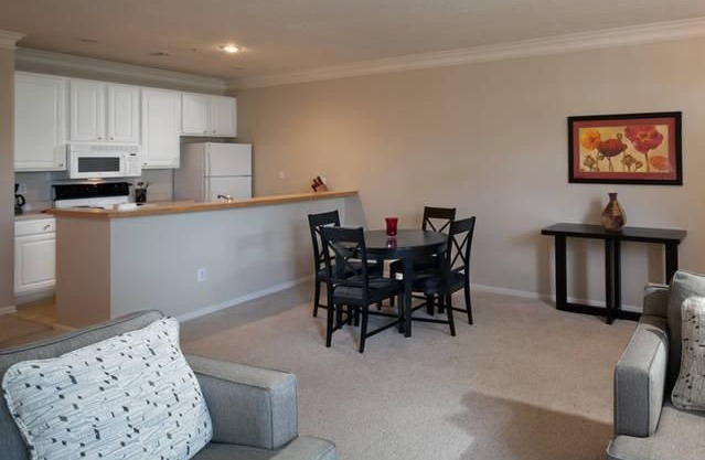 Luxury Condo near Downtown W/ Plasma TV, Balcony & Complex Gym