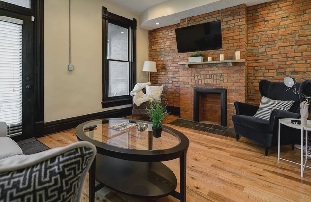 Modern Townhouse Few Minute Walk To Nightlife